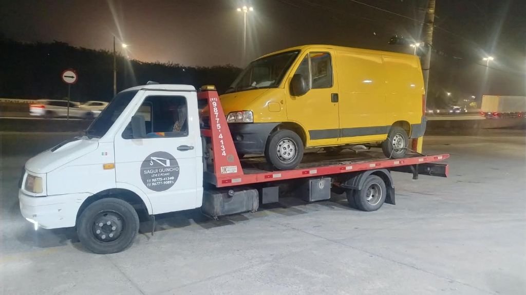 Atendimento noturno da SAGUI GUINCHO com transporte de uma van